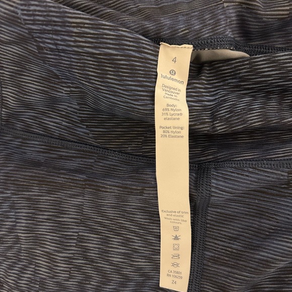 Lululemon Blue/Black Leggings with Side Pockets and Back Zip Pocket; size 4 - Picture 3 of 5